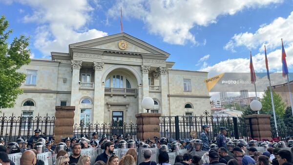 Стычки между активистами и полицией перед зданием резиденции президента (25 мая 2022). Еревaн - Sputnik Грузия