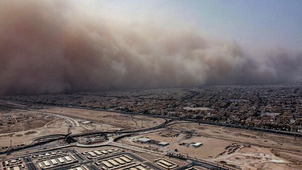 Вид с воздуха на мощную пыльную бурю, надвигающуюся на Кувейт - Sputnik Грузия