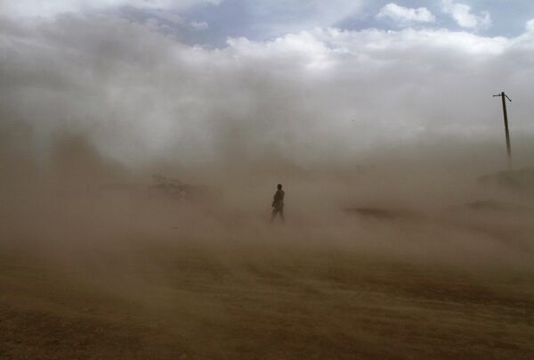 Афганец идет во время пыльной бури в Кабуле - Sputnik Грузия