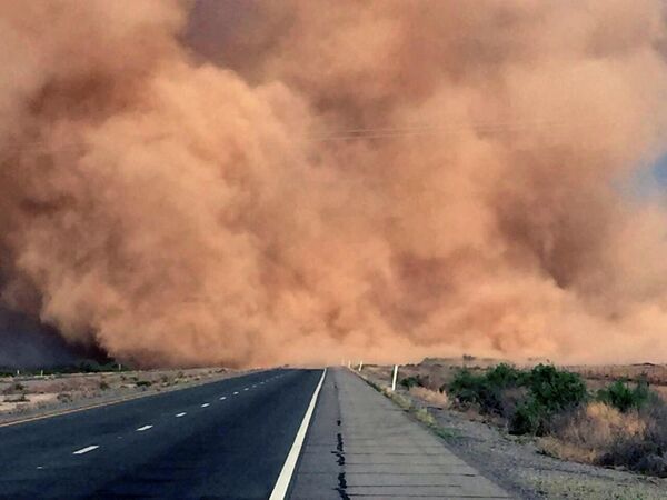 Пыльная буря на дороге в штате Аризона - Sputnik Грузия