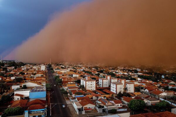 Мощная пыльная буря, охватившая район Носса-Сеньора-ду-Карму в городе Фруталь, Бразилии - Sputnik Грузия