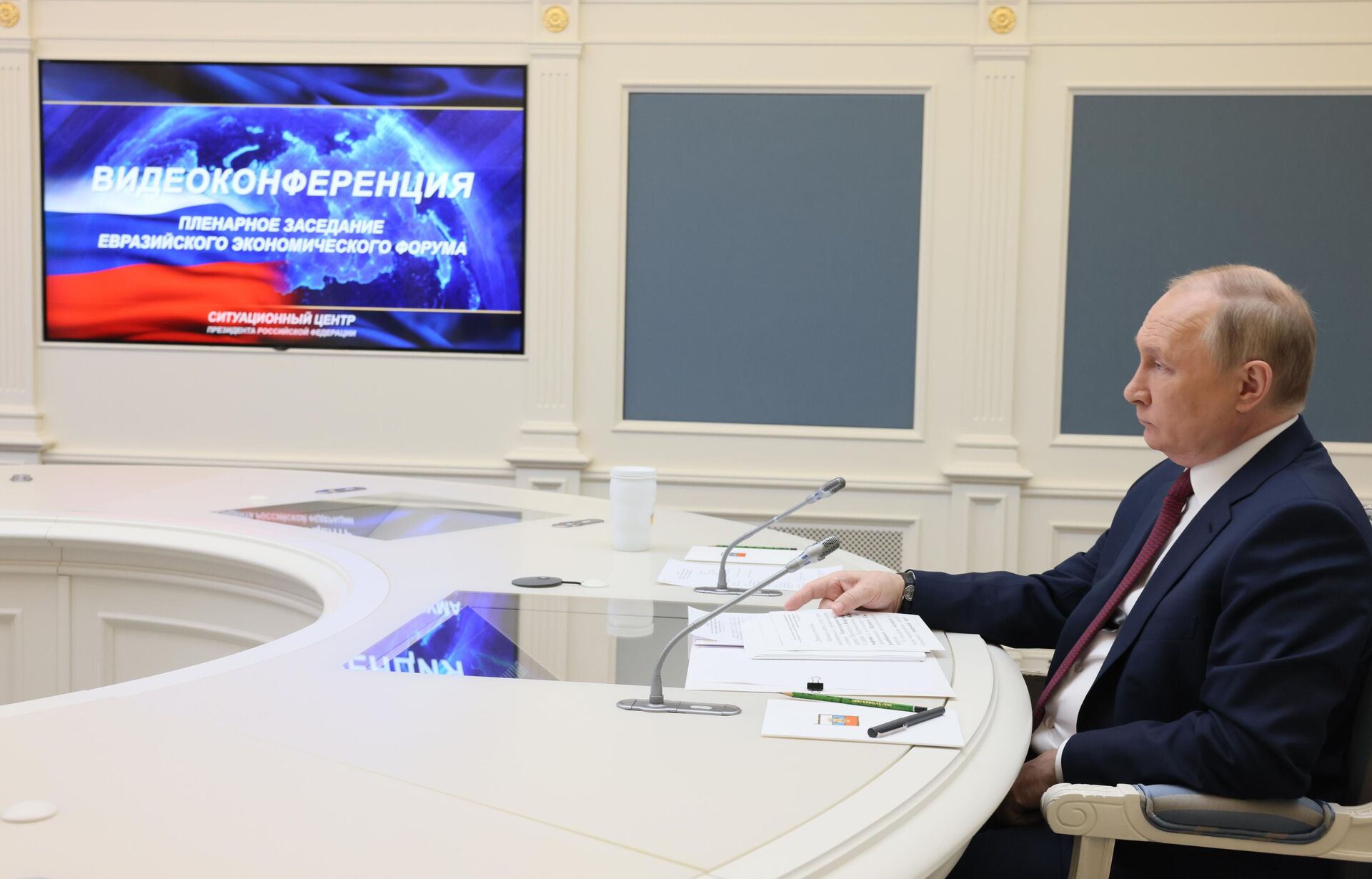 Президент РФ В. Путин выступил на Евразийском экономическом форуме - Sputnik Грузия, 1920, 26.05.2022
