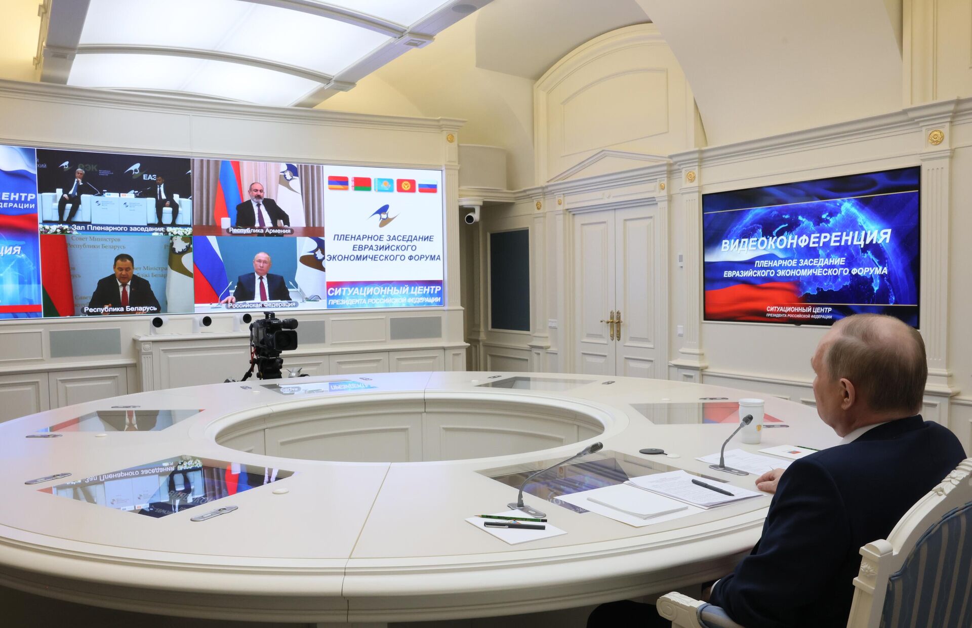 Президент РФ В. Путин выступил на Евразийском экономическом форуме - Sputnik Грузия, 1920, 26.05.2022