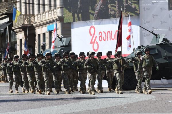 Также уже традиционным стало не проведение 26 мая крупного военного парада, а прохождение нескольких частей по площади Свободы и принесение присяги новобранцами.  - Sputnik Грузия