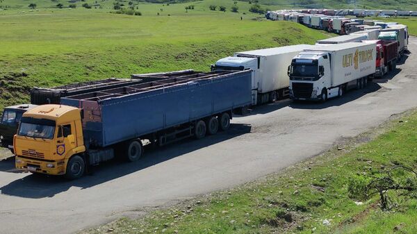 Сотни грузовых фур из Армении выстроились вдоль Тбилиси - видео - Sputnik Грузия