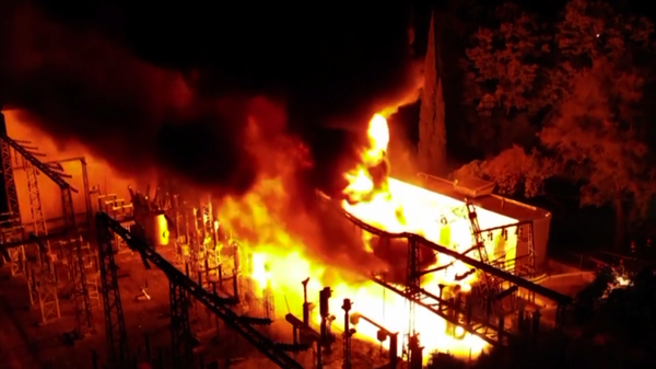 Пожар уничтожил ГЭС близ Тбилиси - видео с места ЧП - Sputnik Грузия