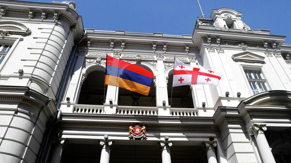 Флаги Грузии и Армении на резиденции президента в Тбилиси - Sputnik Грузия