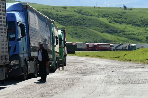 Фуры, которые стоят в очереди на дороге, едут со стороны Армении через Грузию в Россию. - Sputnik Грузия