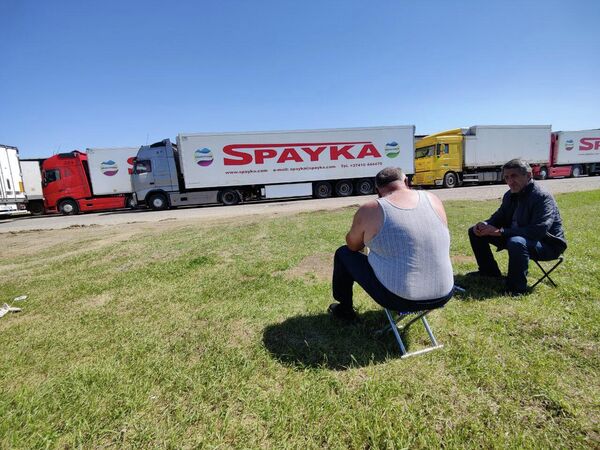Водители ждут целыми неделями, когда им разрешат продолжить путь по Военно-Грузинской дороге.  - Sputnik Грузия