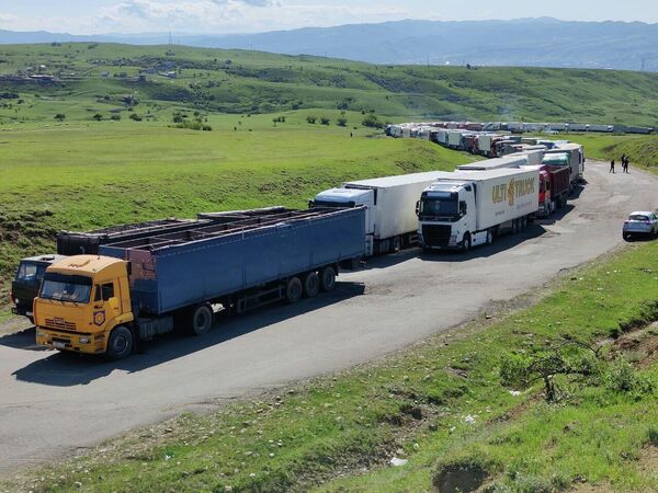 Некоторые из водителей грузовых автомашин ждут открытия дороги уже почти три недели.  - Sputnik Грузия
