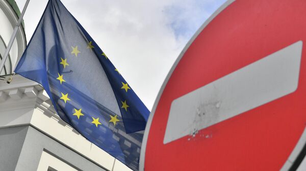 Флаг ЕС у здания представительства Европейского Союза в Москве. - Sputnik Грузия