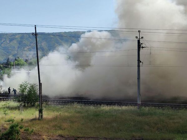 Ликвидацию очагов огня затрудняло сильное задымление территории.  - Sputnik Грузия
