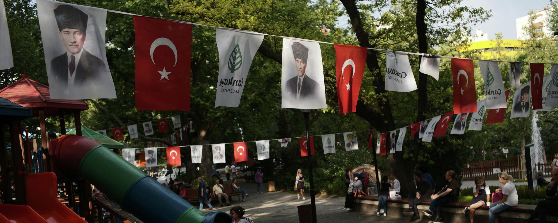Турецкие флаги и портреты Ататюрка в общественном сквере в Анкаре - Sputnik Грузия, 1920, 22.01.2023