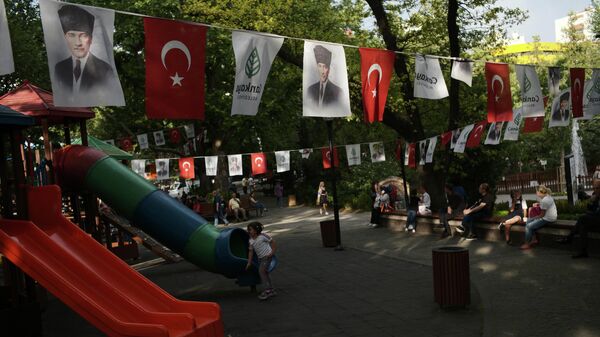 Турецкие флаги и портреты Ататюрка в общественном сквере в Анкаре - Sputnik Грузия