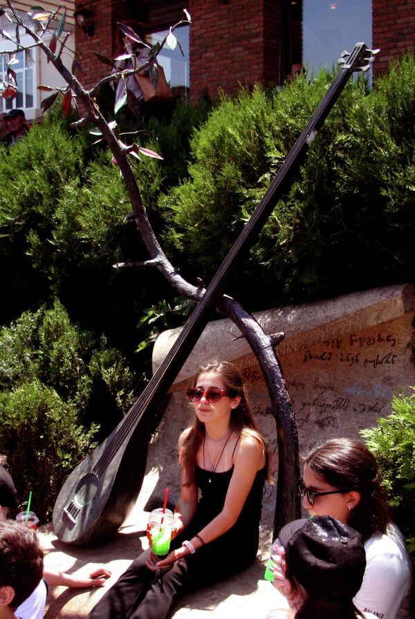 Не надо быть провидцем, чтобы по чонгури и стилизованному стволу гранатового дерева догадаться – это памятник Саят-Нове! - Sputnik Грузия