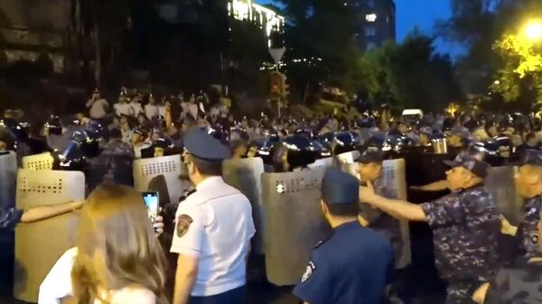 Стычка между активистами и полицией на улице Прошяна (3 июня 2022). Еревaн - Sputnik Грузия