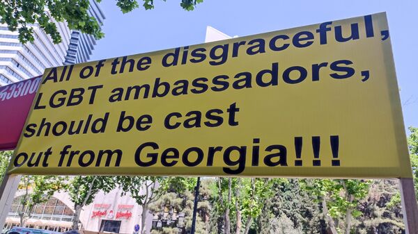 Акция протеста против недели ЛГБТ в столице Грузии у здания миссии Евросоюза - Sputnik Грузия