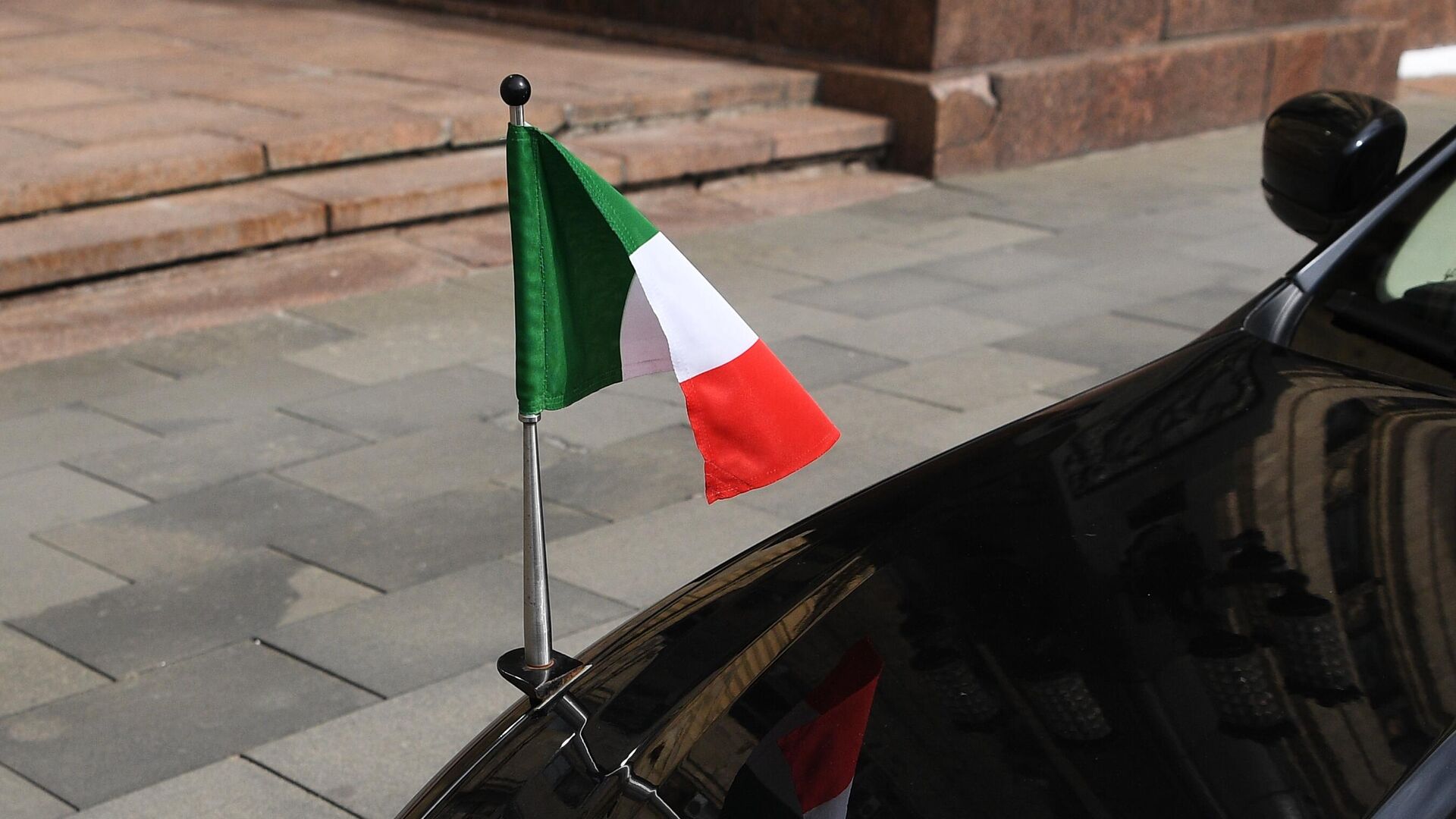 იტალიის დროშა საელჩოს მანქანაზე - Sputnik საქართველო, 1920, 06.06.2022