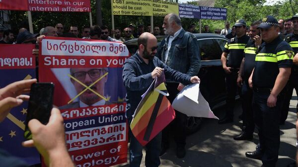 У посольства Литвы в Тбилиси прошла акция протеста против ЛГБТ - видео - Sputnik Грузия