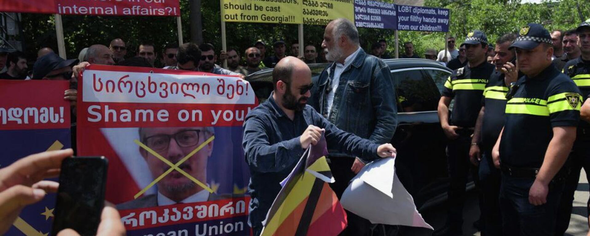 У посольства Литвы в Тбилиси прошла акция протеста против ЛГБТ - видео - Sputnik Грузия, 1920, 09.06.2022