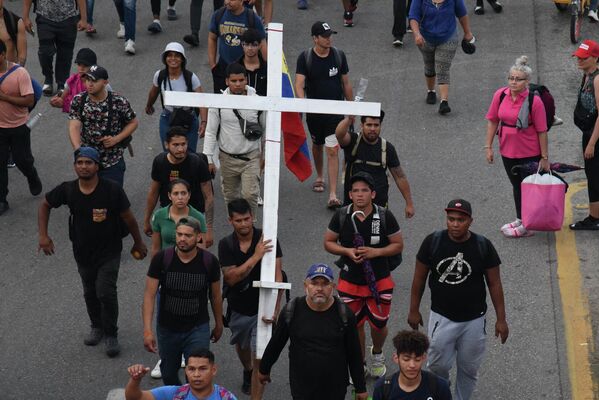 Латиноамериканские мигранты несут крест по направлению к границе с США - Sputnik Грузия