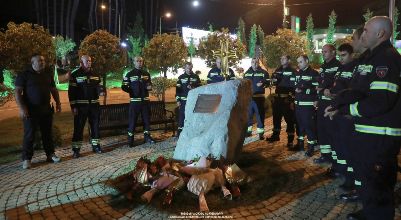 Пожарные-спасатели принесли цветы к мемориалу жертв наводнения в Тбилиси -  13.06.2022, Sputnik Грузия