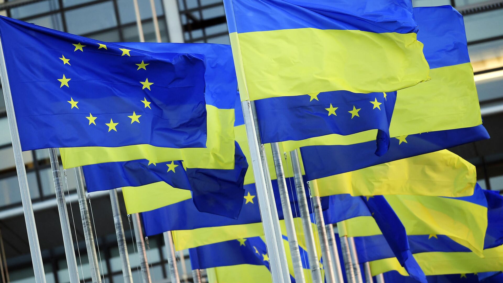 Флаги ЕС и Украины, развевающиеся возле здания Европейского парламента в Страсбурге, восточная Франция - Sputnik Грузия, 1920, 13.06.2022