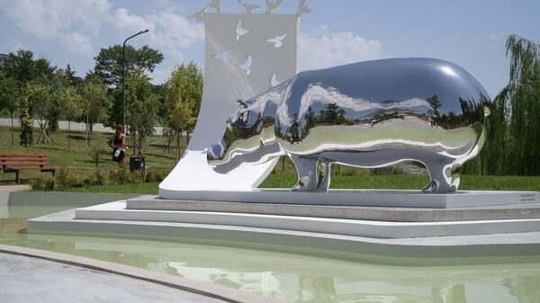 Открытие памятника бегемоту Беги в парке Мзиури - Sputnik Грузия