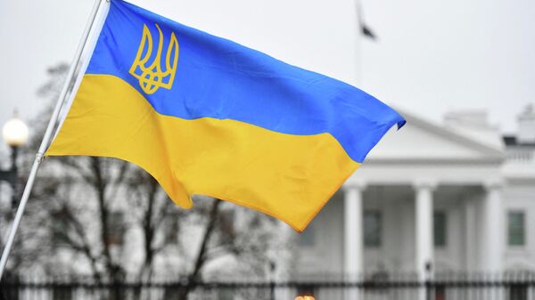 Флаг Украины с гербом развевается, когда активисты собираются на площади Лафайет в знак протеста против российского вторжения в Украину в Вашингтоне - Sputnik Грузия