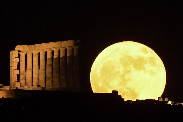 &quot;Клубничная луна&quot; за храмом Посейдона на мысе Сунион к югу от Афин  - Sputnik Грузия