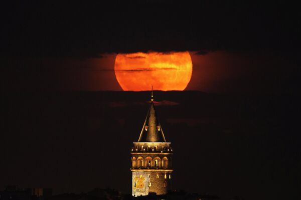 Суперлуние восходит за Галатской башней в Стамбуле - Sputnik Грузия