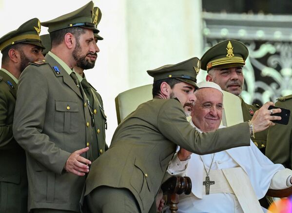 რომის პაპი ფრანცისკე სურათს იღებს იტალიის არმიის ოფიცრებთან ერთად, ვატიკანი - Sputnik საქართველო