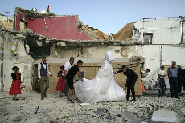 Палестинские невеста и жених проводят свадебную церемонию на руинах дома аль-Раджби в районе Сильван в восточном Иерусалиме - Sputnik Грузия