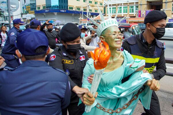 Камбоджийско-американская правозащитница Теари Сенг, одетая как Леди Либерти, арестована полицией после того, как 14 июня 2022 года в муниципальном суде Пномпеня ее признали виновной в государственной измене - Sputnik Грузия