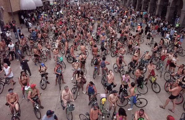 Велосипедисты принимают участие во всемирном &quot;голом&quot; заезде на велосипедах в Гвадалахаре, Мексика - Sputnik Грузия