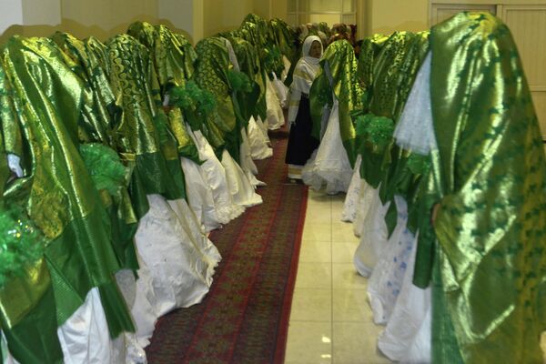 Невесты в ожидании начала массовой церемонии бракосочетания в Кабуле - Sputnik Грузия