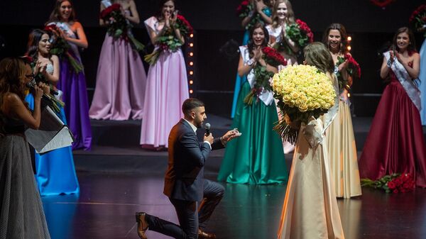 Предложение руки и сердца во время финала конкурса Мисс СНГ 2022 - Sputnik Грузия