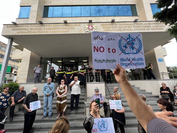 Акции протеста с требованием выйти из Всемирной Организации Здравоохранения в Тбилиси начались давно.  - Sputnik Грузия
