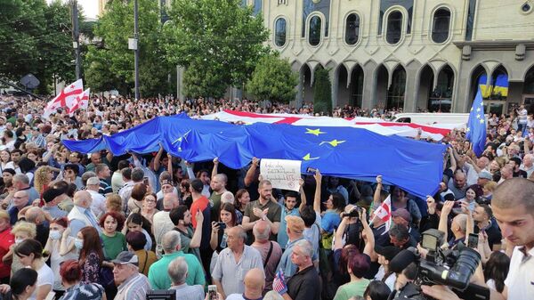 Акция протеста сторонников оппозиции у здания парламента Грузии 20 июня 2022 года - Sputnik Грузия