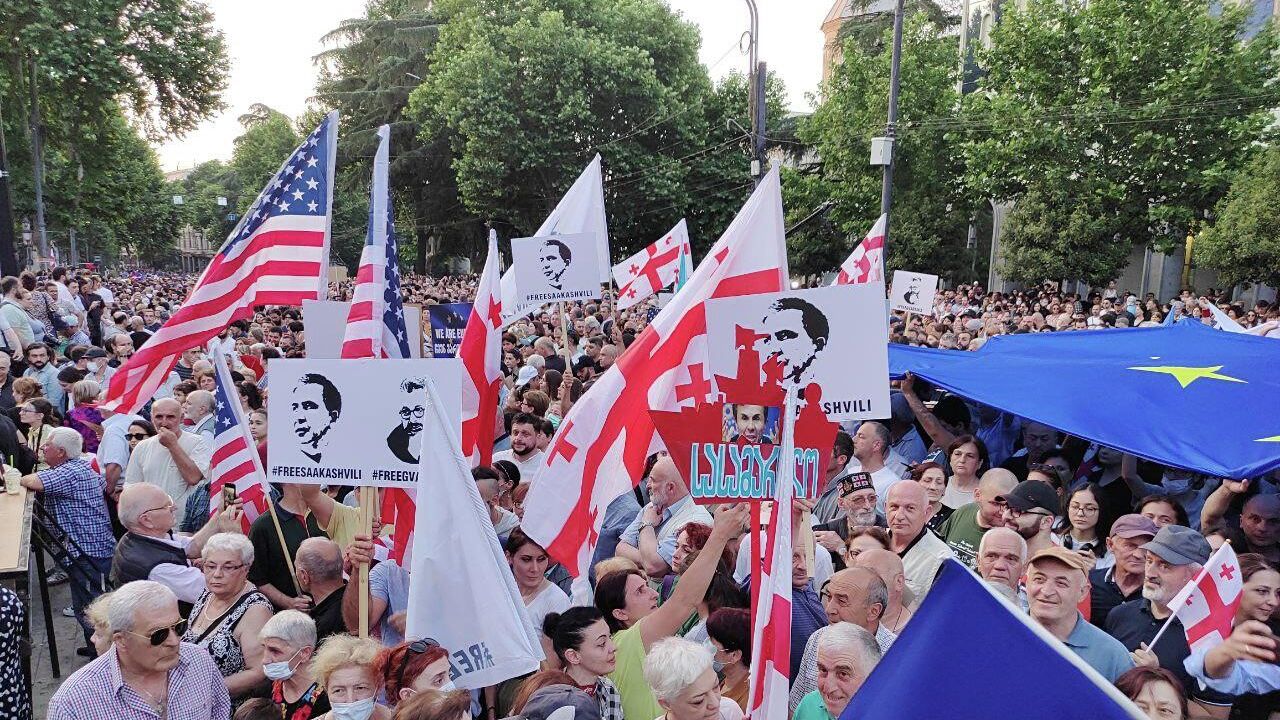 Tbilisidə nümayiş keçirilir, insanlar küçələrə axışır  - VİDEO