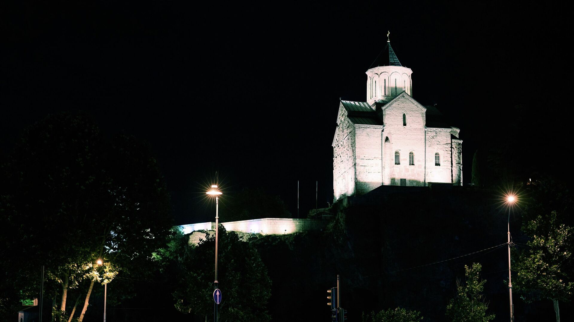 Вид на город Тбилиси ночью - Метехская церковь - Sputnik Грузия, 1920, 26.06.2022
