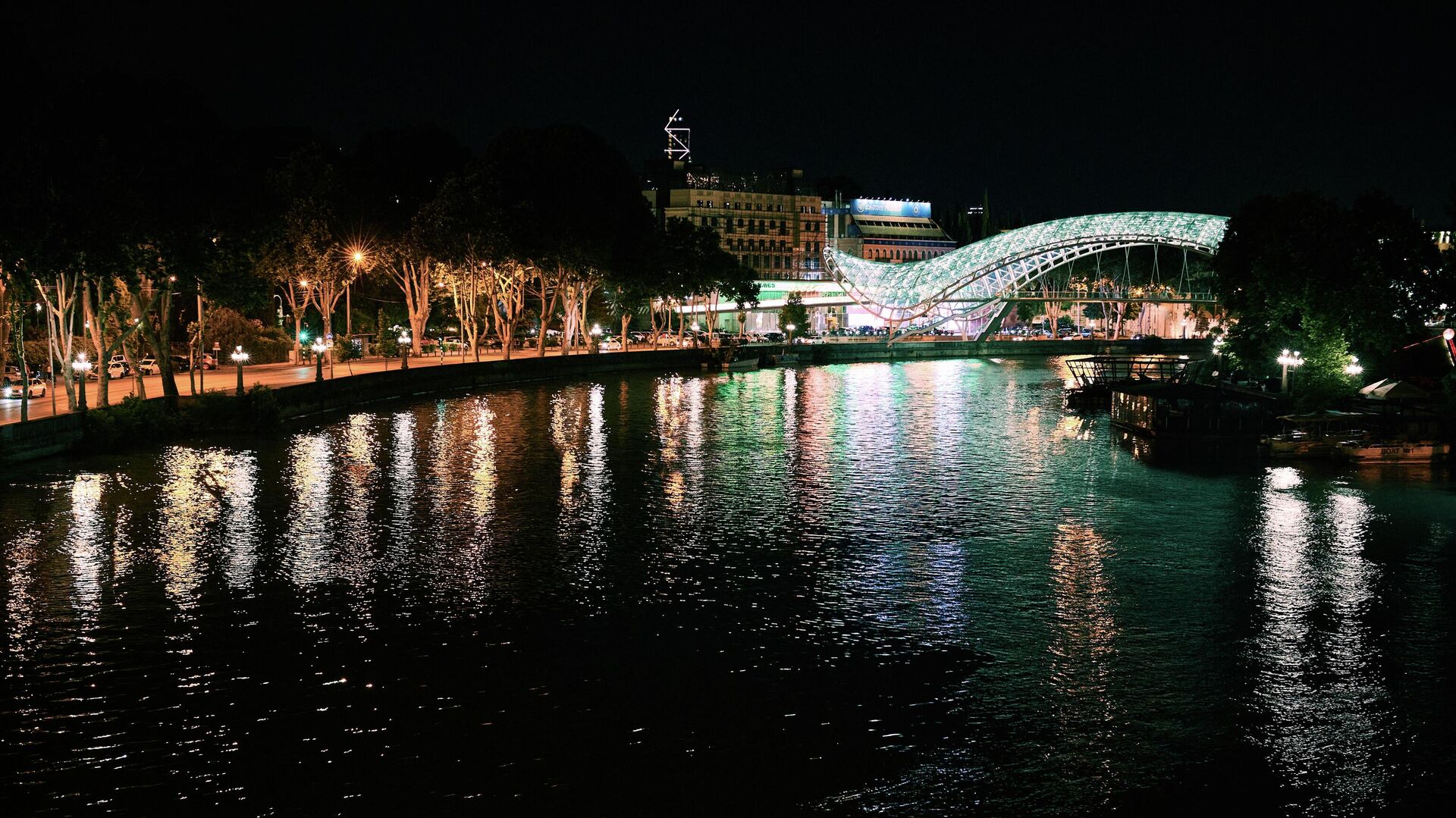 Вид на город Тбилиси ночью - вид на мост Мира и набережную - Sputnik Грузия, 1920, 31.08.2022