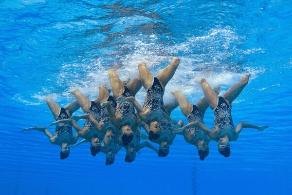 Сборная Украины борется за золото в женском командном финале по спортивному плаванию вольным стилем - Sputnik Грузия