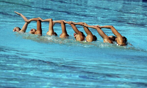 Сборная Японии во время предварительных соревнований по техническому художественному плаванию среди женщин - Sputnik Грузия