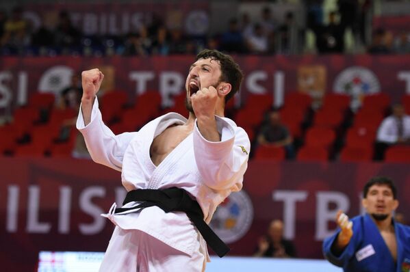Темур Нозадзе в напряженных боях также одержал серию побед и второй раз подряд стал обладателем золотой медали тбилисского турнира - Sputnik Грузия