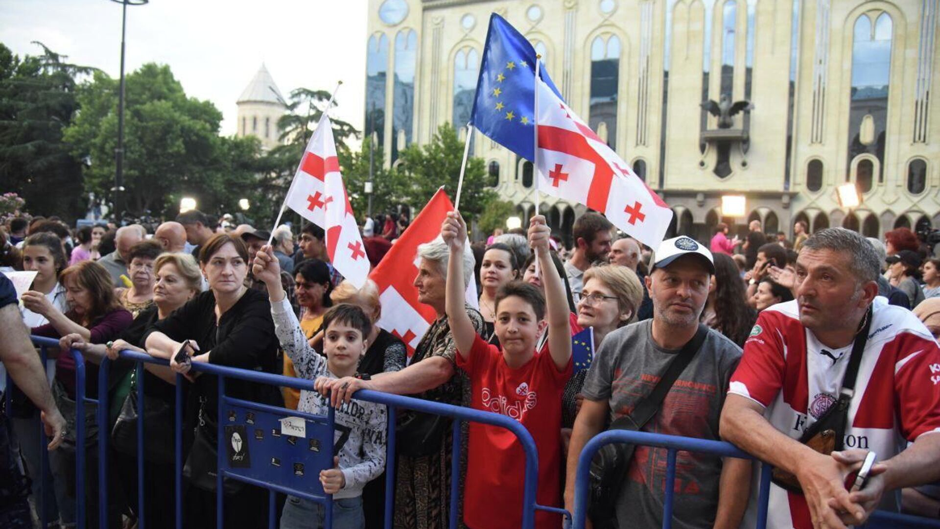 Акция протеста сторонников оппозиции у здания парламента Грузии 24 июня 2022 года - Sputnik Грузия, 1920, 24.06.2022