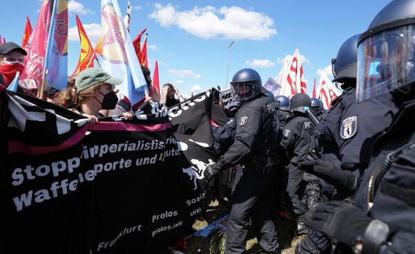 Протестующих пытаются сдержать силы полиции и спецназа.  - Sputnik Грузия