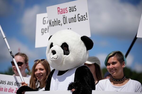 Об участии в акциях протеста, приуроченных к саммиту G7, раньше заявили в 15 общественных организациях, в том числе в Фонде защиты дикой природы WWF. - Sputnik Грузия