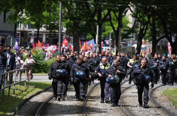 Поэтому для сдерживания толпы на место проведения акций направляются дополнительные силы полиции.  - Sputnik Грузия