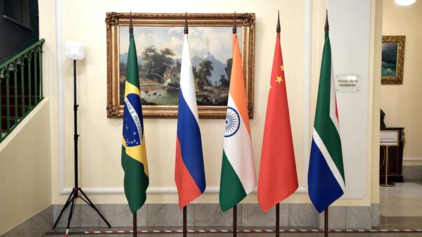 BRICS-ის ქვეყნების - ბრაზილიის, რუსეთის, ინდოეთის, ჩინეთის, სამხრეთ აფრიკის დროშები - Sputnik საქართველო